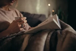 Leer antes de dormir: beneficios de una rutina que relaja cuerpo y mente